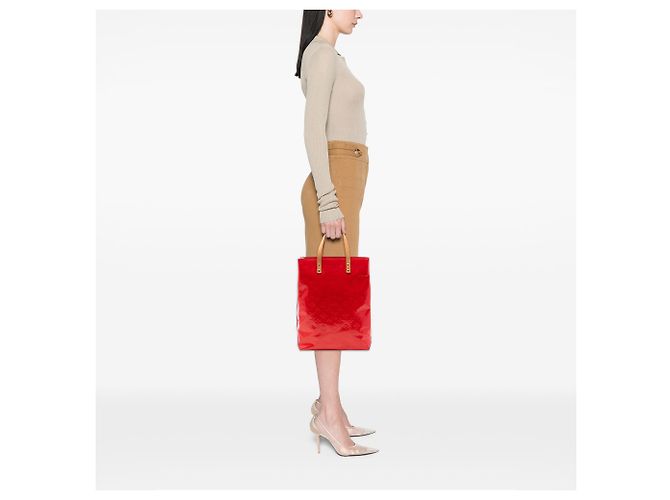 Louis Vuitton Borsa Reade MM in Vernis Monogram Rosso - vista 7