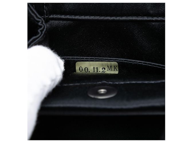 Borsa da sera in satin nero Camelia di Chanel - vista 7