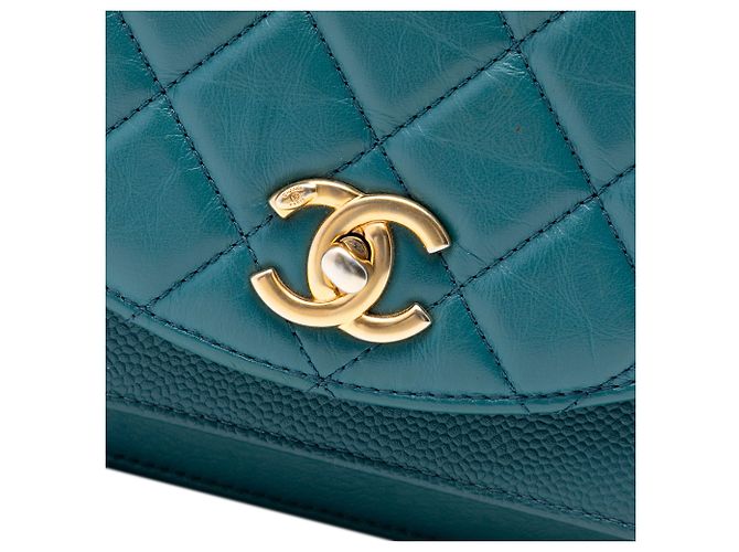 Chanel Mini Azul em Couro Matelassado de Bezerro e Corrente de Caviar - vista 6