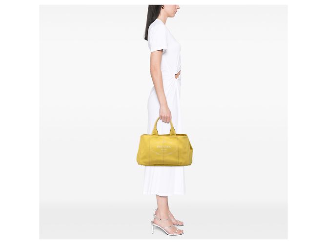 Bolsa grande de lona canapa logo amarelo Prada - vista 8