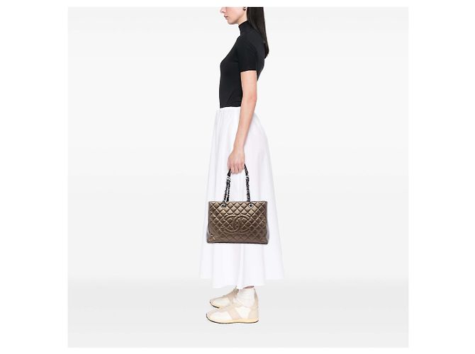Chanel Große Einkaufstasche aus braunem Metallic-Caviar Bronze - Ansicht 7