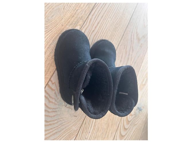 Ugg Classic Stiefel aus schwarzem Lammfell Kinder Größe 26 - Ansicht 2