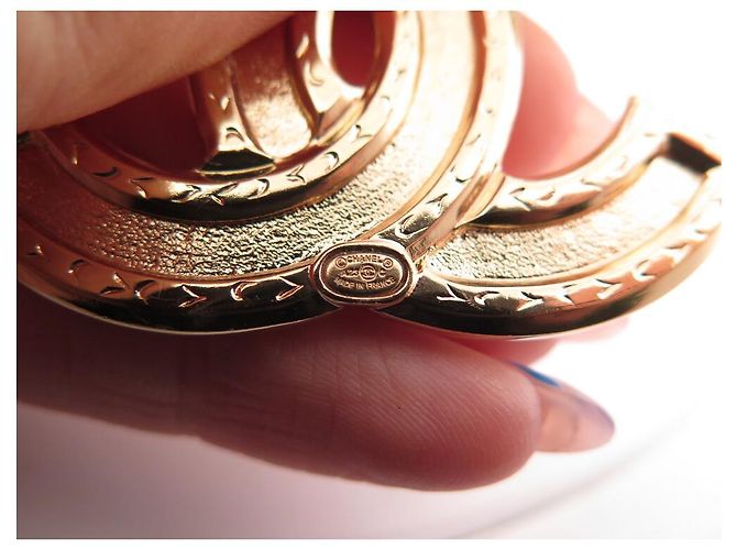 NUOVO BROCCHE CHANEL LOGO CC QUILTATO IN METALLO DORATO E STRASS D'oro - vista 6