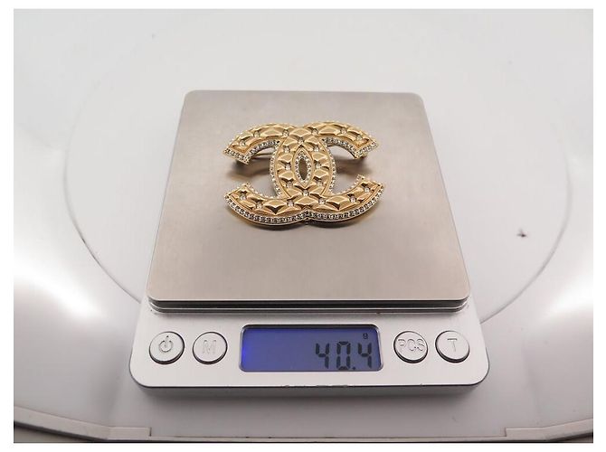 NUOVO BROCCHE CHANEL LOGO CC QUILTATO IN METALLO DORATO E STRASS D'oro - vista 7