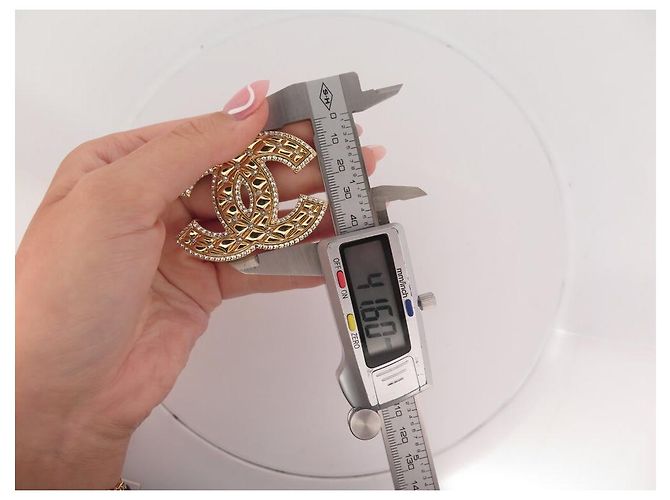 NUOVO BROCCHE CHANEL LOGO CC QUILTATO IN METALLO DORATO E STRASS D'oro - vista 8