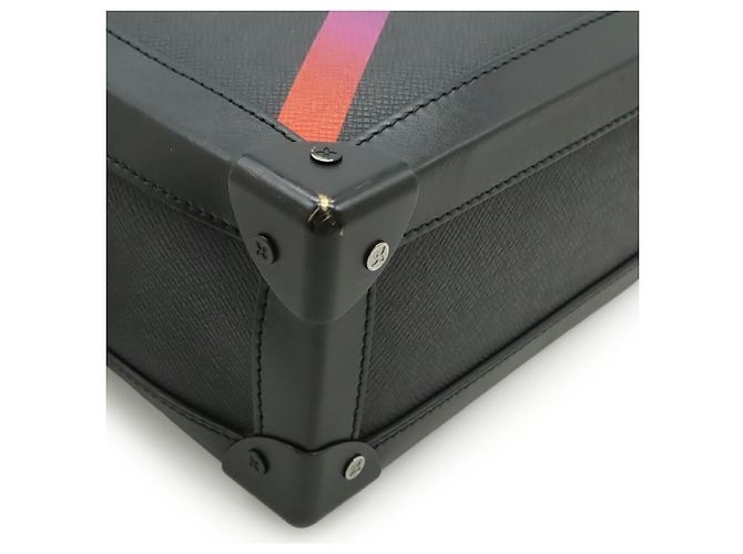 Borsa a spalla Pochette Noir Soft Trunk Taiga Rainbow di Louis Vuitton Nero - vista 4