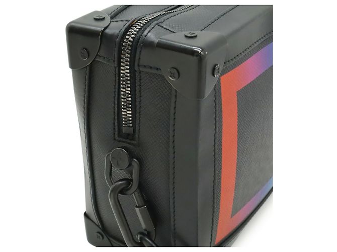Borsa a spalla Pochette Noir Soft Trunk Taiga Rainbow di Louis Vuitton Nero - vista 5