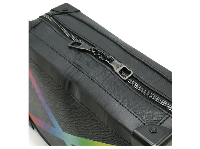 Borsa a spalla Pochette Noir Soft Trunk Taiga Rainbow di Louis Vuitton Nero - vista 8