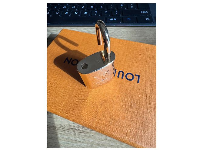 Portachiavi Louis Vuitton Locker Oro Gold hardware - vista 2