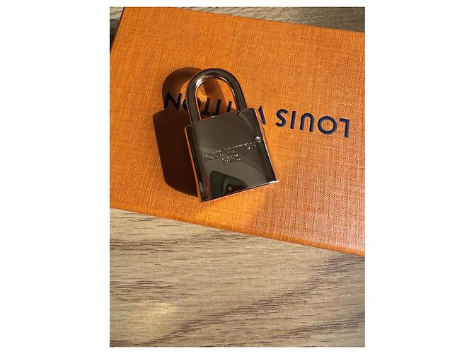 Portachiavi Louis Vuitton Locker Oro Gold hardware - vista 4