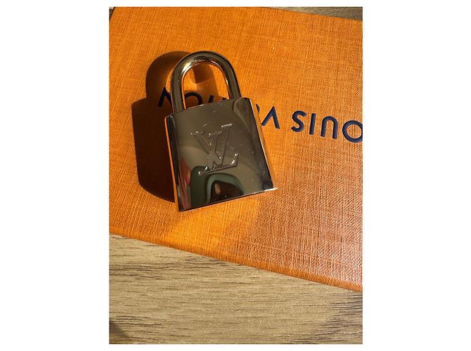 Portachiavi Louis Vuitton Locker Oro Gold hardware - vista 5