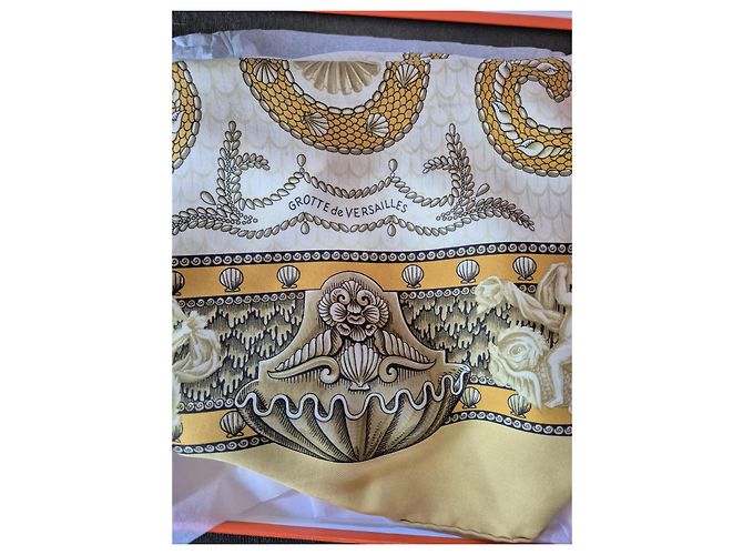 Foulard in seta Hermès Grotte de Versailles 1969 Giallo - vista 3