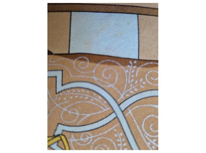 Hermès Feather Chocs Seidentuch Hellbraun - Ansicht 3