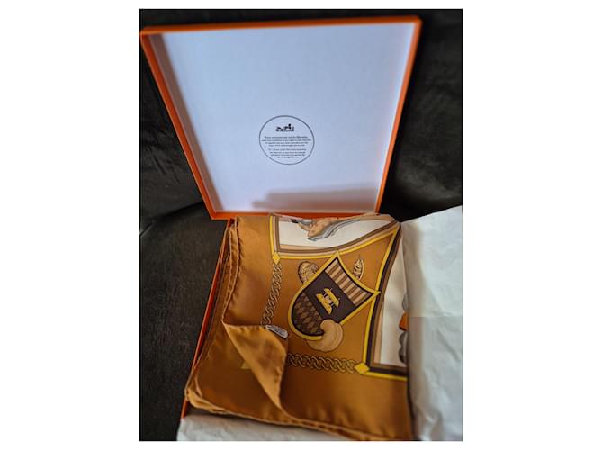 Hermès Feather Chocs Seidentuch Hellbraun - Ansicht 6