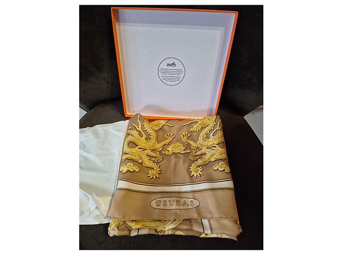Hermès Tsubas Seidentuch Beige Camel Kamel - Ansicht 2
