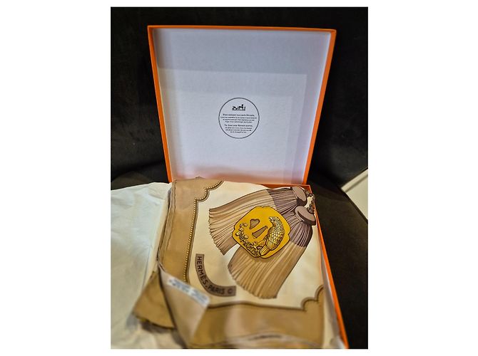 Hermès Tsubas Seidentuch Beige Camel Kamel - Ansicht 3
