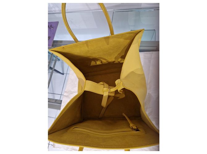 Céline Phantom em couro amarelo. Item usado em perfeito estado - vista 4