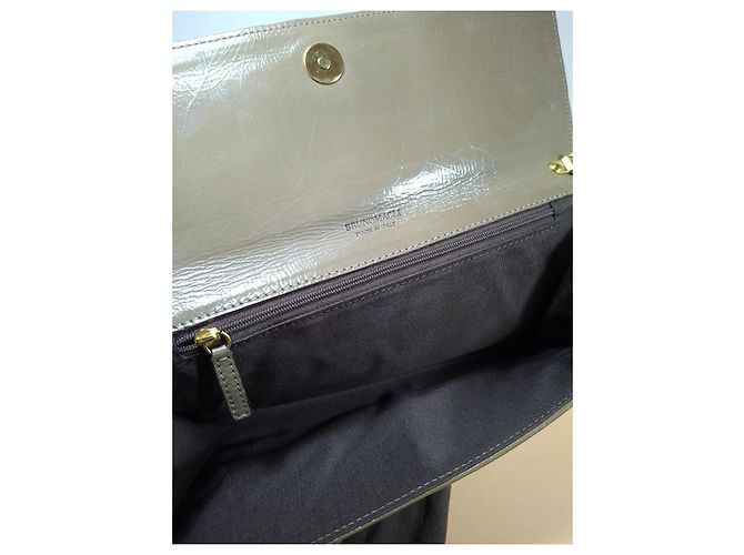 Bolso de mano Bruno Magli en cuero charol beige - vista 15