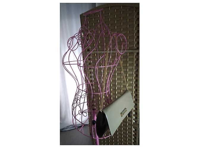 Bolso de mano Bruno Magli en cuero charol beige - vista 18