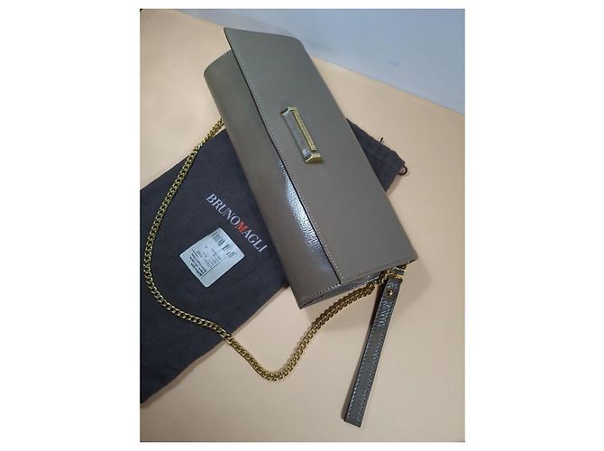 Bolso de mano Bruno Magli en cuero charol beige - vista 3