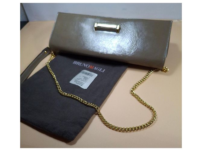 Bolso de mano Bruno Magli en cuero charol beige - vista 4