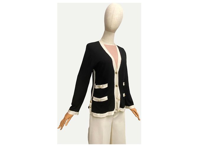 By Malene Birger Schwarzer Wollcardigan mit cremefarbenem Besatz und goldenen Knöpfen Roh - Ansicht 2