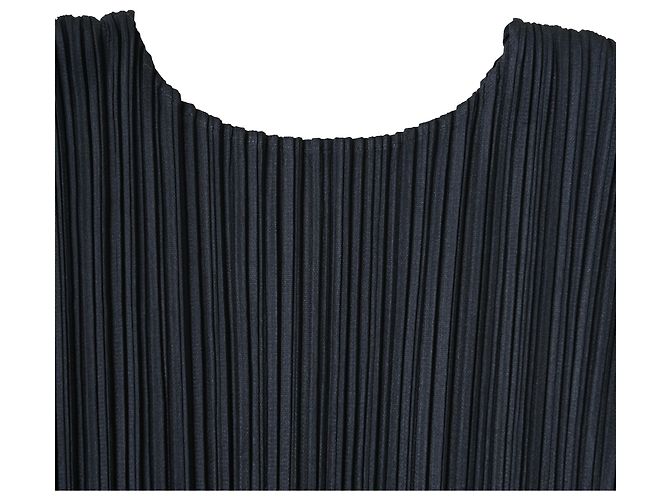 Issey Miyake Pleats Please Midi Kleid aus schwarzem Polyester - Ansicht 4