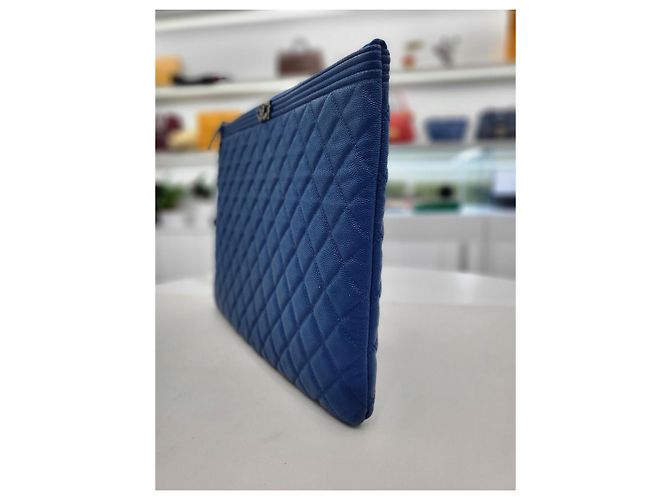 Boy Chanel Borsa Clutch Grande Caviar Blu Serie - vista 13