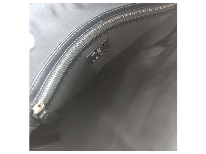 Boy Chanel Clutch Chevron in Caviar per Uomo Nero - vista 5