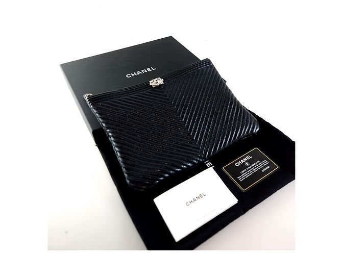 Boy Chanel Clutch Chevron in Caviar per Uomo Nero - vista 6
