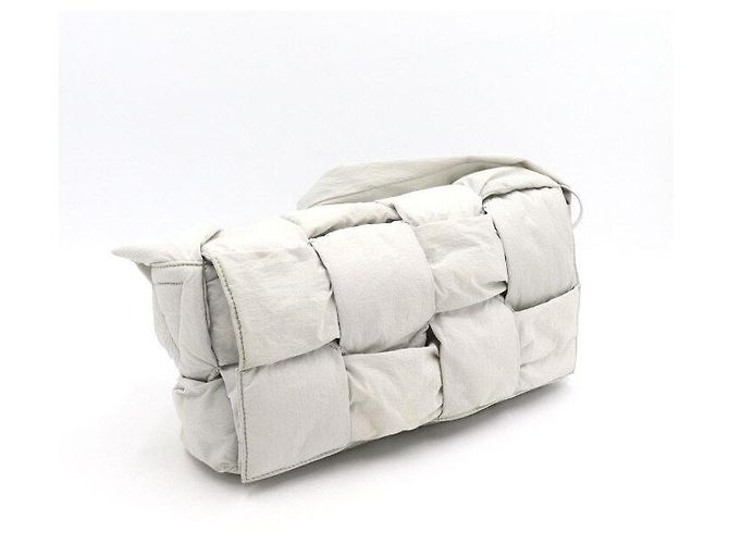 Cassette Bottega Veneta Borsa a tracolla in tech grigio argento imbottita - vista 3