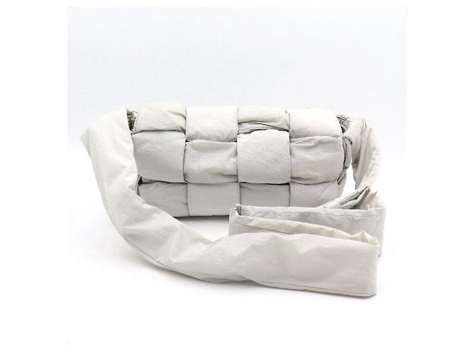 Cassette Bottega Veneta Borsa a tracolla in tech grigio argento imbottita - vista 4