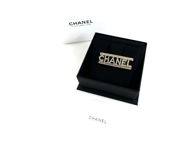 Chanel Broche de cristal con letras - vista 5