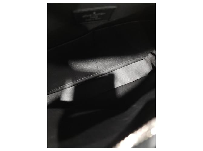 Louis Vuitton Borsa da viaggio Taurillon Shadow Monogram Nero - vista 8