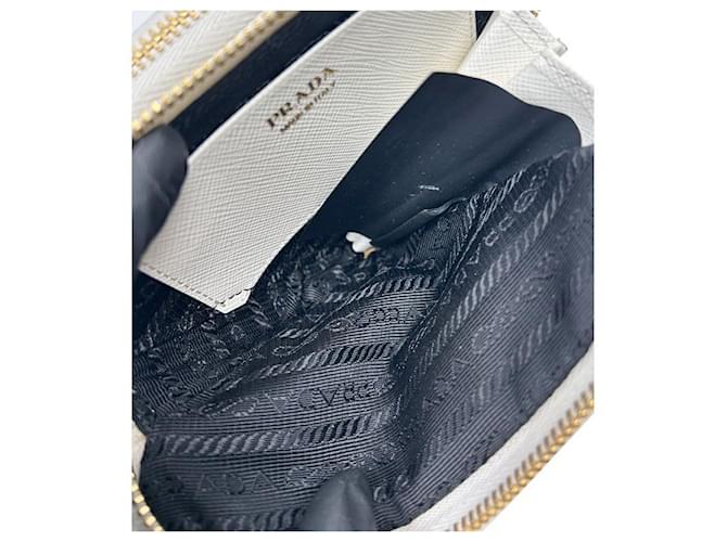 Prada Bolsa transversal triangular em shearling branco - vista 5