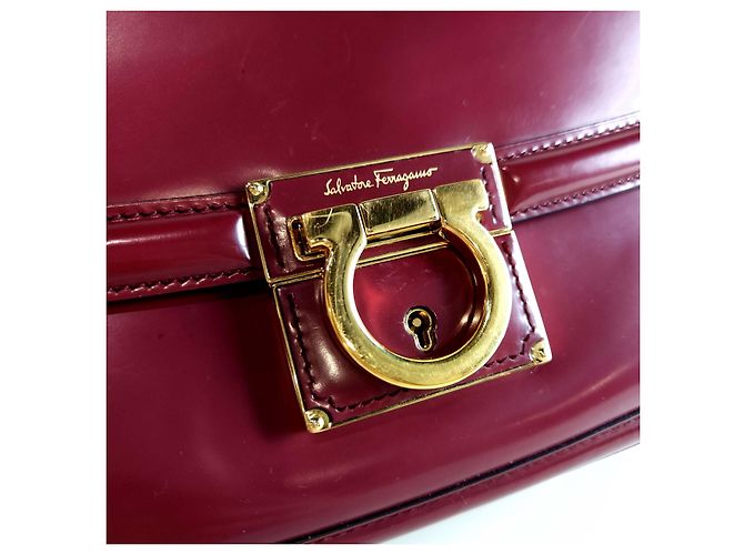 Salvatore Ferragamo Borsa a Spalla Gancini con Patta Rosa - vista 2