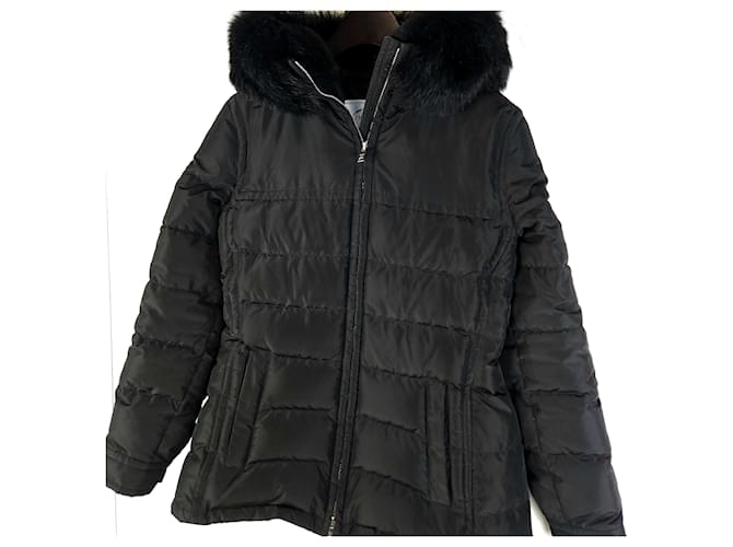 Prada Jaqueta acolchoada com capuz de pele e logo triangular em nylon Preto - vista 2