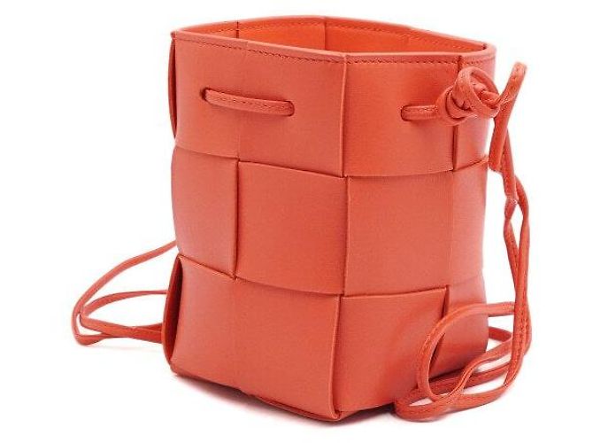 Bottega Veneta Mini borsa a secchiello rossa neon con tracolla e crossbody Rosso - vista 2