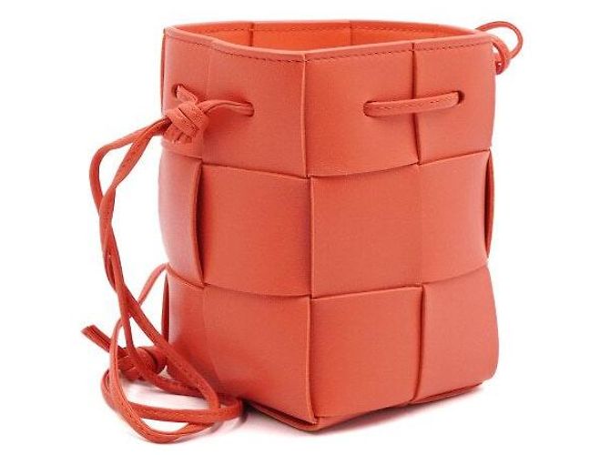 Bottega Veneta Mini borsa a secchiello rossa neon con tracolla e crossbody Rosso - vista 3