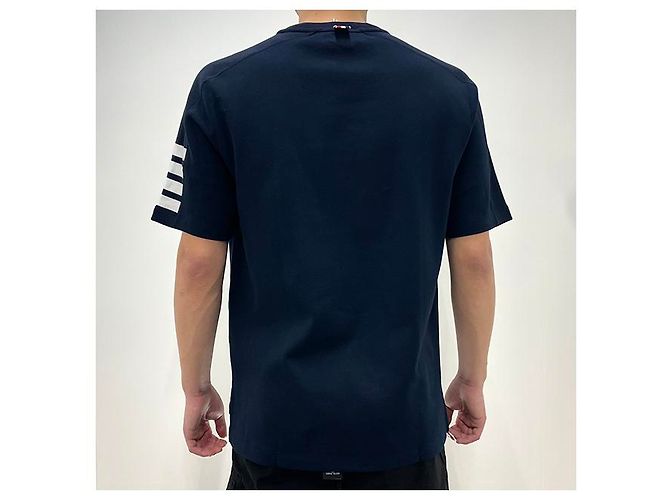 Thom Browne Navy T-Shirt mit diagonalen Streifen und seitlichem Schlitz Blau - Ansicht 16
