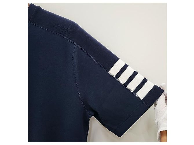 Thom Browne Navy T-Shirt mit diagonalen Streifen und seitlichem Schlitz Blau - Ansicht 17
