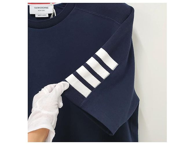 Thom Browne Navy T-Shirt mit diagonalen Streifen und seitlichem Schlitz Blau - Ansicht 18