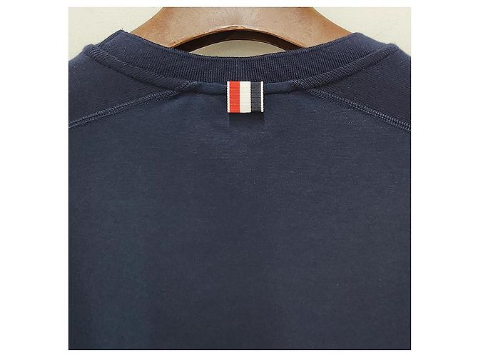 Thom Browne Navy T-Shirt mit diagonalen Streifen und seitlichem Schlitz Blau - Ansicht 19