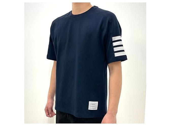 Thom Browne Navy T-Shirt mit diagonalen Streifen und seitlichem Schlitz Blau - Ansicht 2