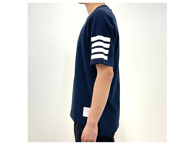 Thom Browne Navy T-Shirt mit diagonalen Streifen und seitlichem Schlitz Blau - Ansicht 3
