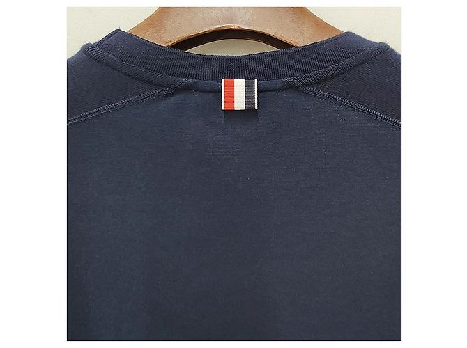 Thom Browne Navy T-Shirt mit diagonalen Streifen und seitlichem Schlitz Blau - Ansicht 7