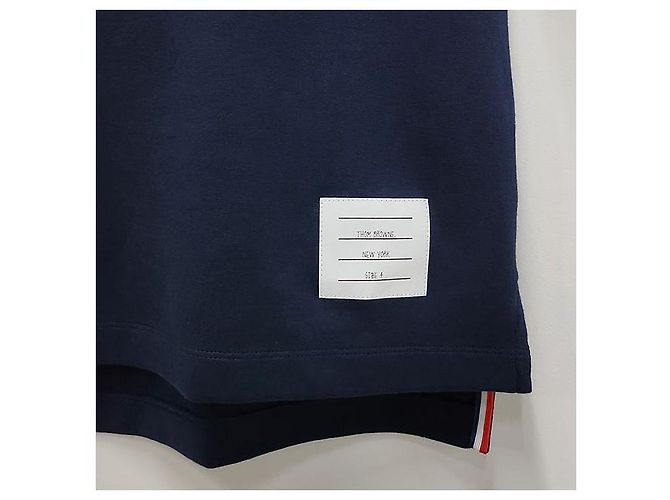 Thom Browne Navy T-Shirt mit diagonalen Streifen und seitlichem Schlitz Blau - Ansicht 8
