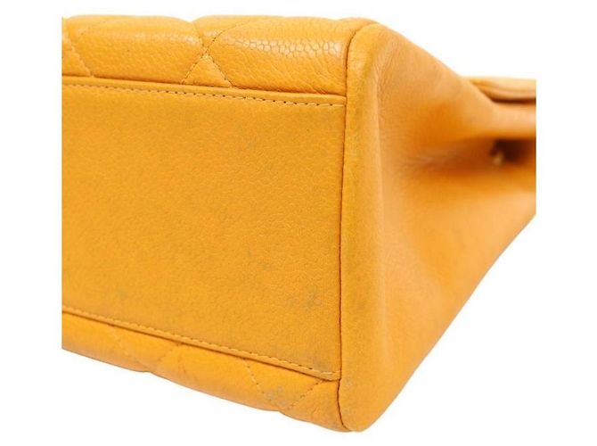 Chanel Borsa a tracolla in caviar giallo trapuntato con catena - vista 9