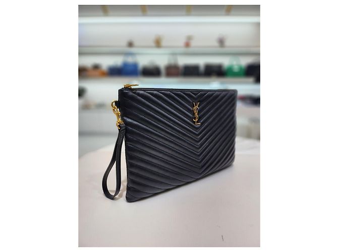 Saint Laurent Grande pochette in pelle di vitello nera trapuntata con dettagli dorati - vista 12