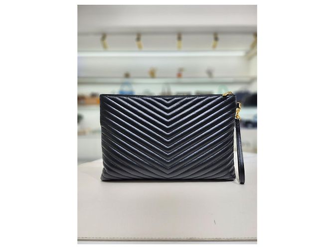 Saint Laurent Grande pochette in pelle di vitello nera trapuntata con dettagli dorati - vista 14